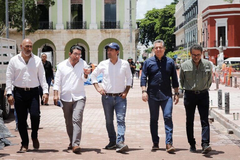 Mauricio Vila supervisa avances de remodelación de la Plaza Grande