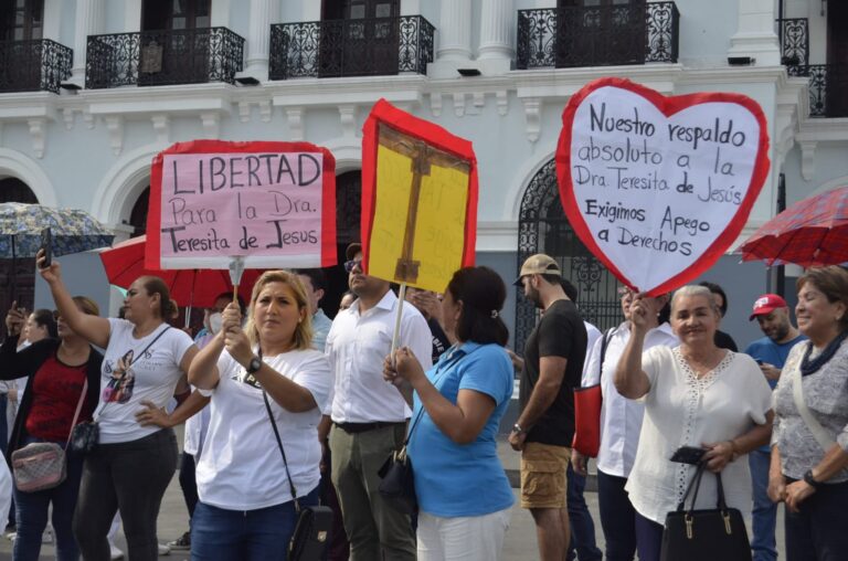 Trabajadores de la salud marchan en Tabasco; exigen la liberación de doctora acusada de negligencia