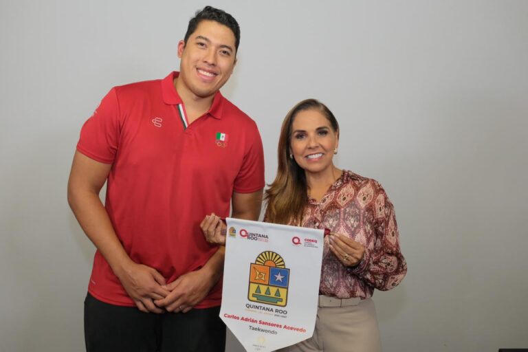 Mara Lezama entrega escudo de Quintana Roo a taekwondoín que competirá en París 2024