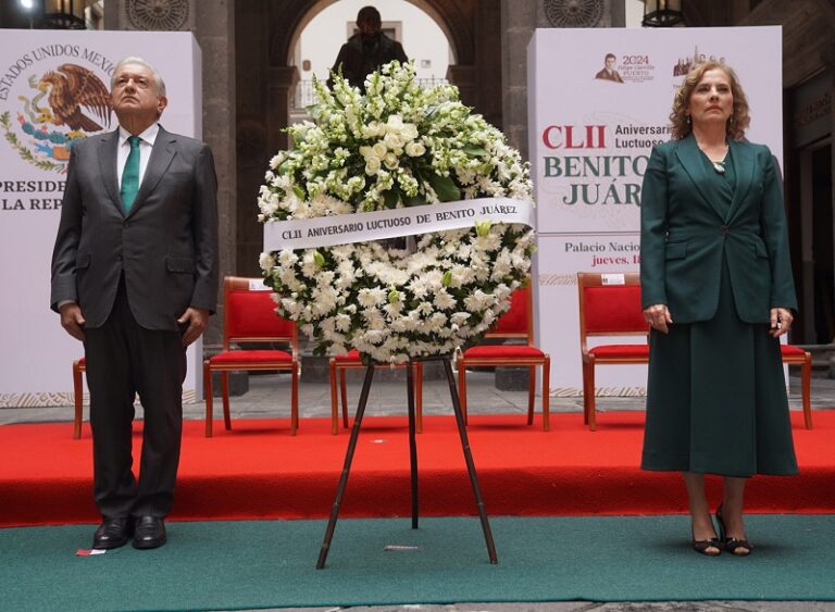 Conmemora AMLO 152 Aniversario Luctuoso de Benito Juárez; todavía gobierna con su ejemplo, afirma