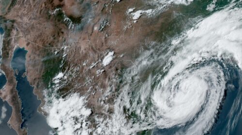 ‘Beryl’ provoca 2 muertes en Texas; deja a millones sin luz