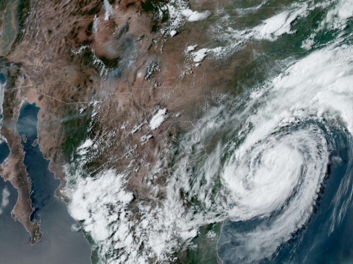 ‘Beryl’ provoca 2 muertes en Texas; deja a millones sin luz