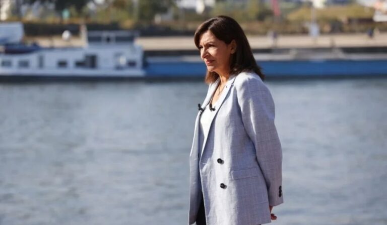 Alcaldesa de París nadará en el río Sena previo al arranque de los Juegos Olímpicos