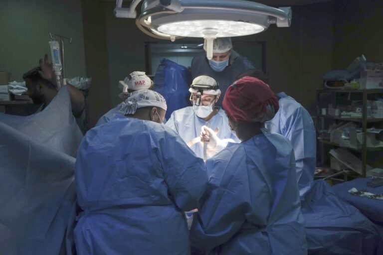 Mientras los médicos de Gaza luchan por salvar vidas, muchos pierden las suyas en los ataques aéreos israelíes