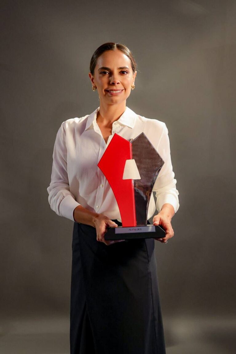 Ana Paty Peralta recibe premio nacional por reordenamiento urbano