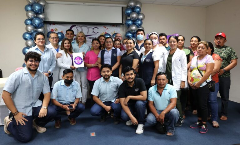 Centro Médico Campeche recibe placa de distintivo morado