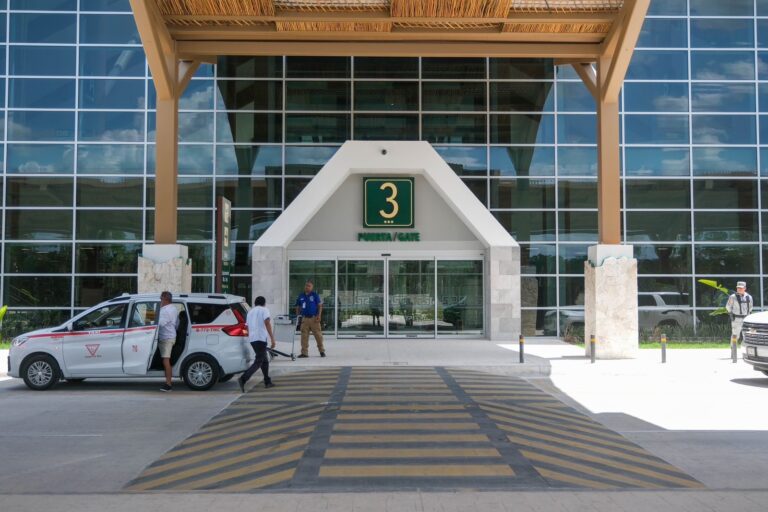 Reducen tarifas para transportistas en el aeropuerto de Tulum