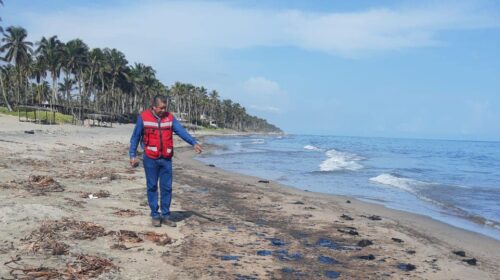 Cierran playa en Paraíso, Tabasco, por restos de chapopote