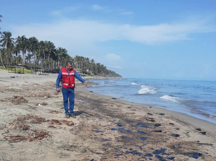 Cierran playa en Paraíso, Tabasco, por restos de chapopote