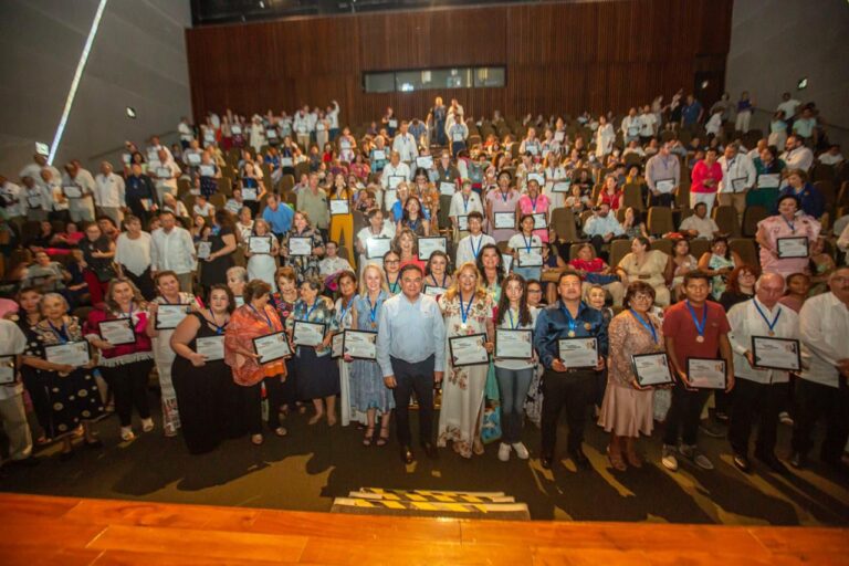Entregan medallas “Yucateco Distinguido” 2024