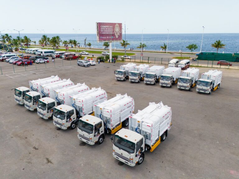 Gobierno de Campeche entrega camiones recolectores de basura a municipios