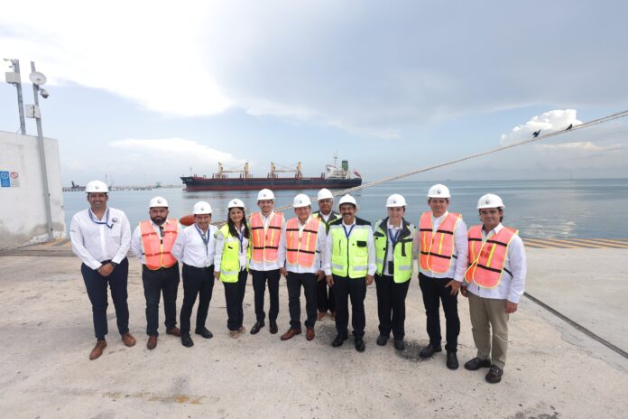 'Huacho' Díaz visita el Puerto de Altura de Progreso