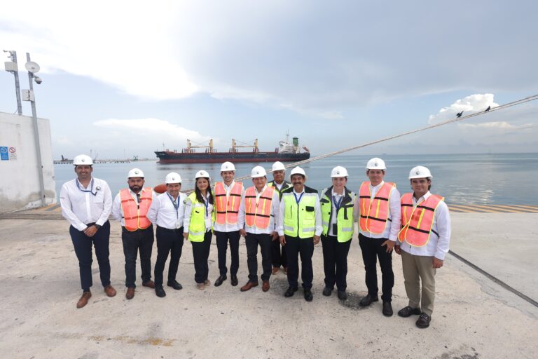 ‘Huacho’ Díaz visita el Puerto de Altura de Progreso