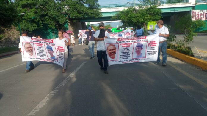 Marchan en Tuxtla Gutiérrez por padre e hijo secuestrados