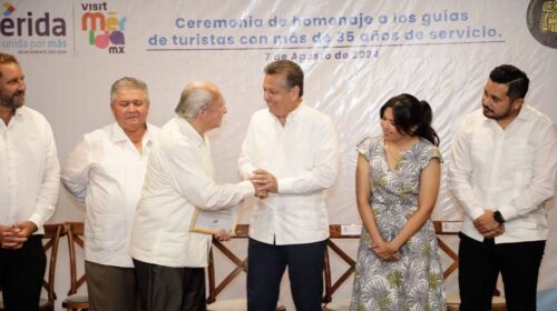 Reconocen a guías de turistas por sus 35 años de servicio en Mérida