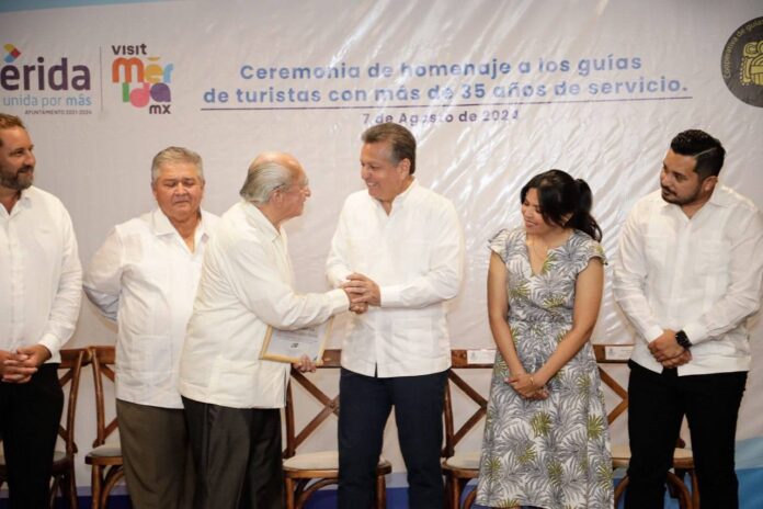 Reconocen a guías de turistas por sus 35 años de servicio en Mérida