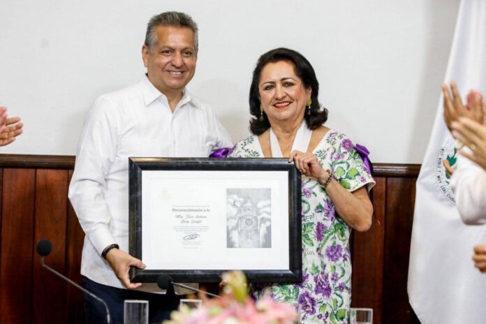 Silvia López Escoffié recibe la Medalla ‘Rosa Torre González’