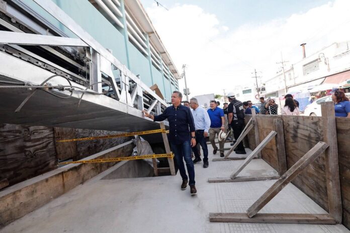 Supervisan instalación de rampa eléctrica en el Mercado Lucas de Gálvez