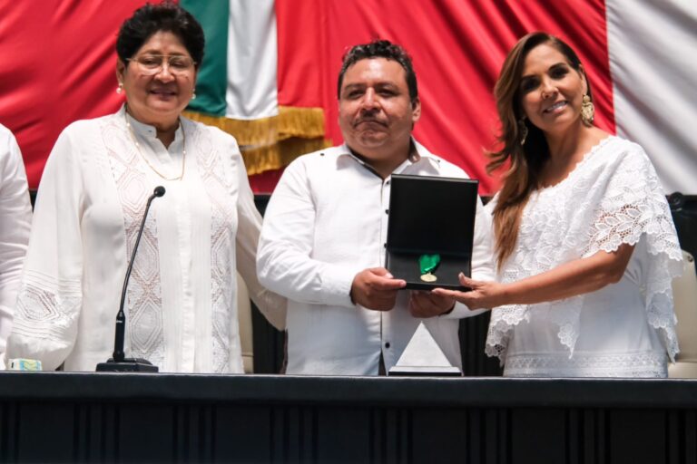 Entregan Medalla al Mérito Indígena “Cecilio Chí” a Wildernain Villegas Carrillo