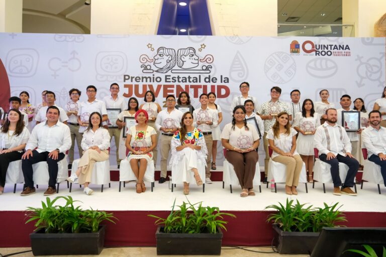 Entregan Premio Estatal de la Juventud 2024
