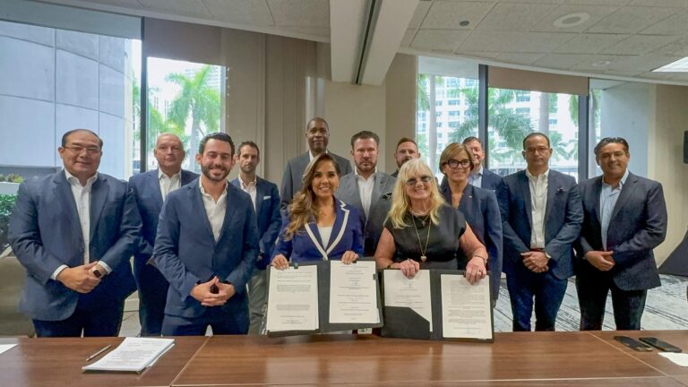 Mara Lezama firma con navieras un histórico fondo de turismo de cruceros
