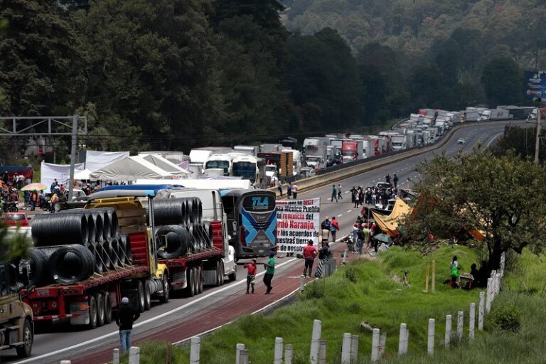 Llama AMLO a campesinos a abrir autopista México-Puebla; gobierno pagará daños conforme avalúo