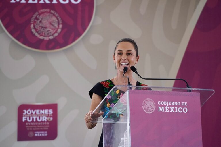 Va Claudia Sheinbaum por servicios notariales gratuitos