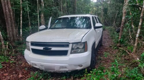 Aseguran arsenal, droga y un auto blindado en Bacalar