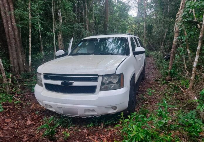 Aseguran arsenal, droga y un auto blindado en Bacalar