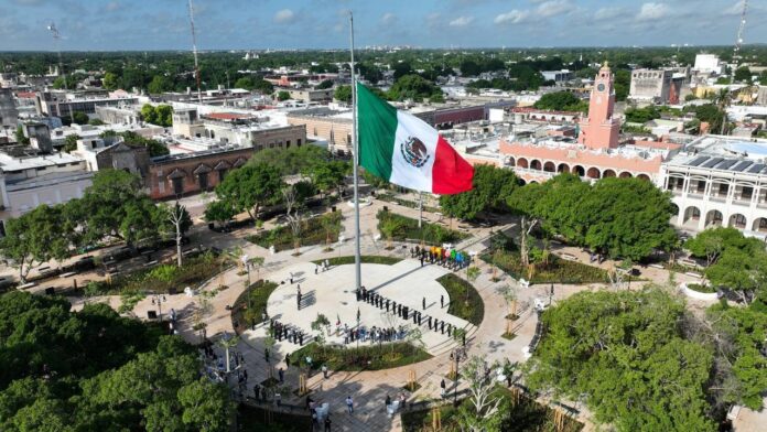 Bandera de México ya ondea en la remodelada Plaza Grande