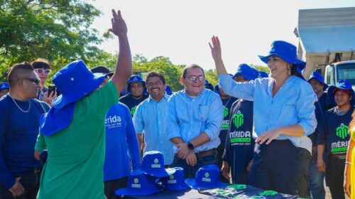 Cecilia Patrón entrega uniformes a trabajadores de Obras Públicas de Mérida