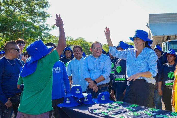 Cecilia Patrón entrega uniformes a trabajadores de Obras Públicas de Mérida