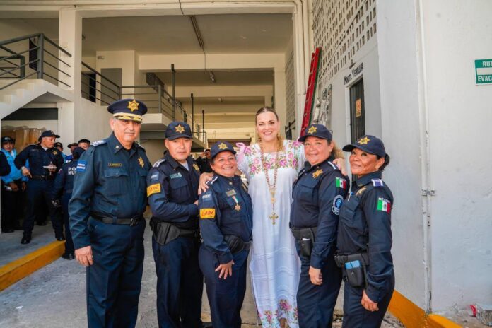 Cecilia Patrón reconoce a elementos de la Policía Municipal