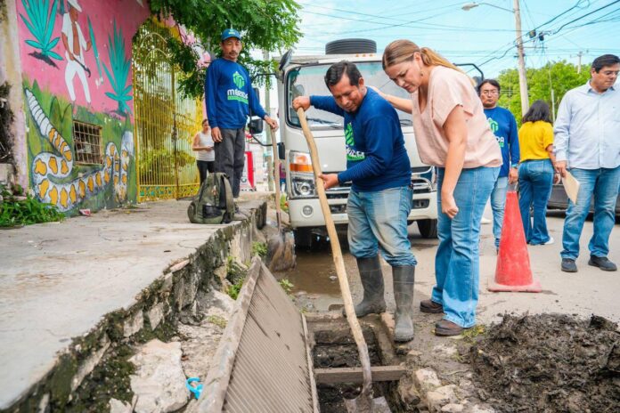 Realizan trabajos de desazolve de alcantarillas en Mérida