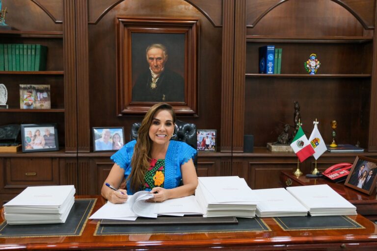 Mara Lezama firma escrituras de la Colosio que serán entregadas por AMLO