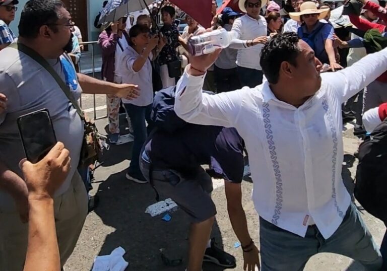 Se burla AMLO de botella de agua que le aventaron en Veracruz: “La pude haber agarrado”