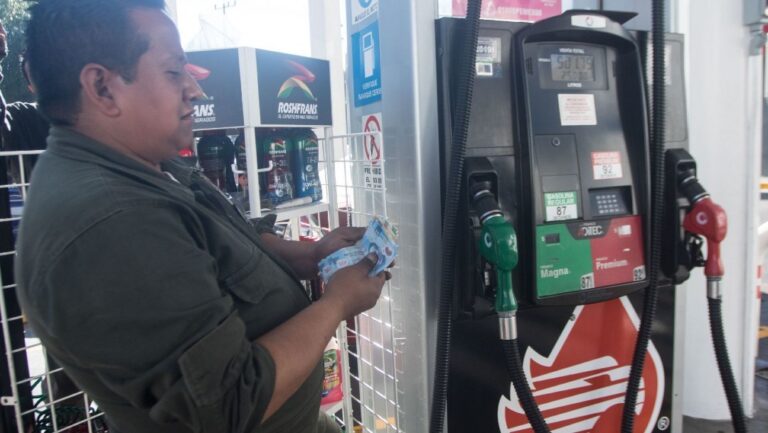 Si hubiera quebrado Pemex y CFE, la gasolina costaría 40 pesos el litro y la luz al doble: AMLO