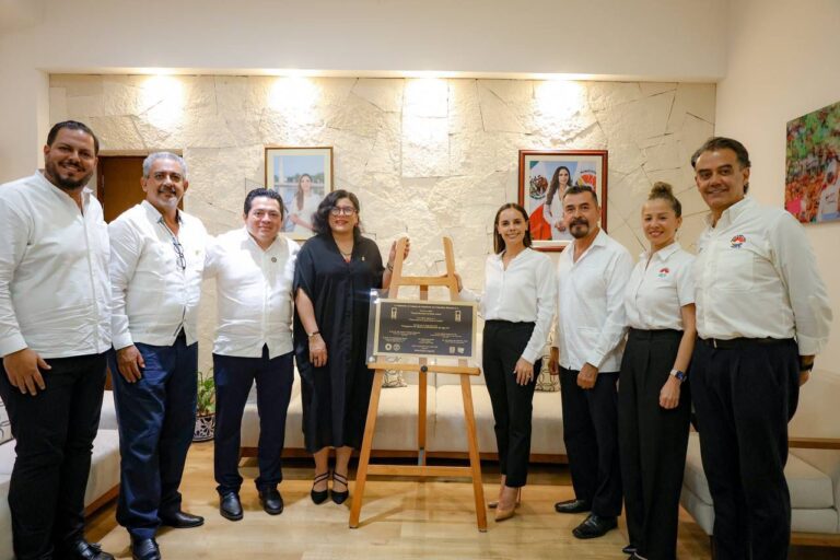 Palacio Municipal de BJ recibe placa de edificio destacado del país