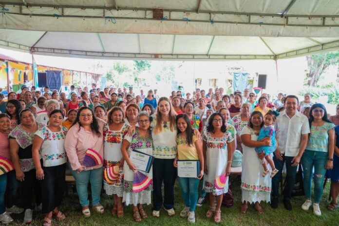 Cecilia Patrón reconoce a las mujeres rurales de Mérida