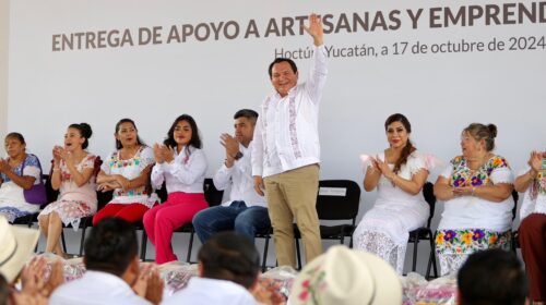 Entregan apoyos a artesanas y emprendedoras de Yucatán