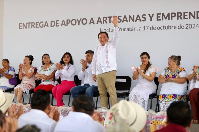 Entregan apoyos a artesanas y emprendedoras de Yucatán