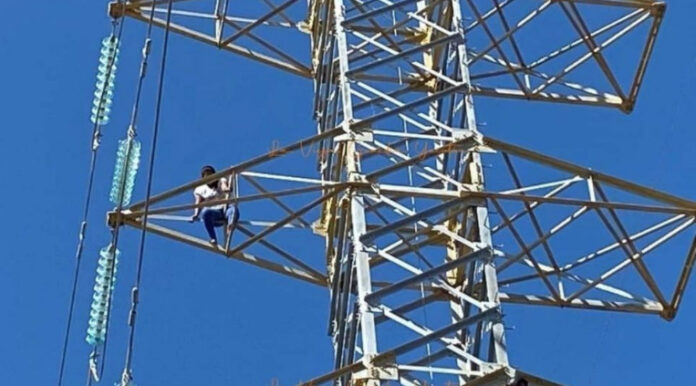 Hombre sube a torre de alta tensión en Kanasín; exige ver a sus hijos