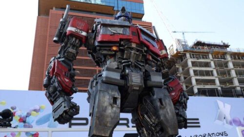 Policías arremeten contra 'Optimus Prime' en parque de Mérida