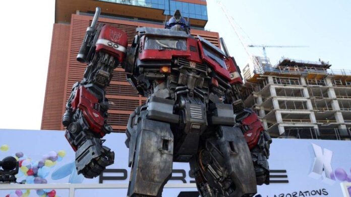 Policías arremeten contra 'Optimus Prime' en parque de Mérida