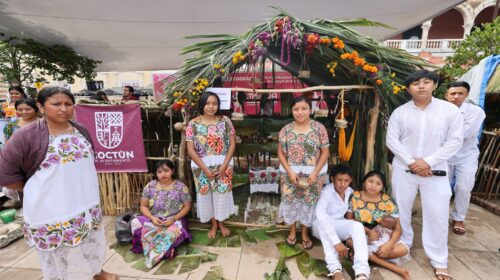 Plaza Grande de Mérida se llena de tradición con la Gran Muestra Estatal de Altares