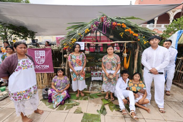 Plaza Grande de Mérida se llena de tradición con la Gran Muestra Estatal de Altares