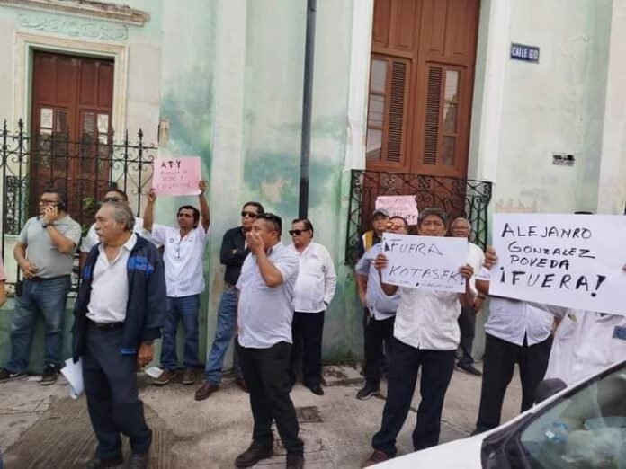 Taxistas piden la destitución del titular de la ATY