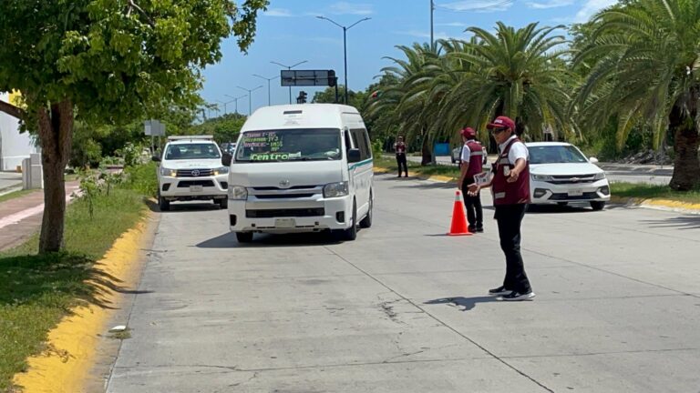 Cancelan licencia de conducir a chofer de combi que arrolló a motociclistas