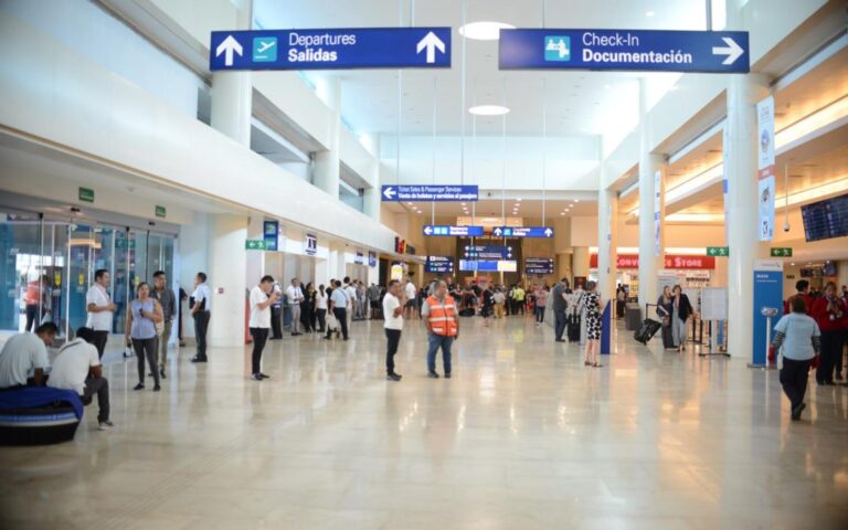 Eliminan en aeropuerto de Cancún cobro por ingresar con computadoras o tabletas electrónicas en equipaje de uso personal