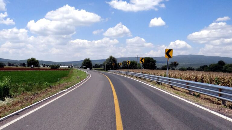 Desplegó SICT equipo para atender diversos tramos carreteros afectados por John
